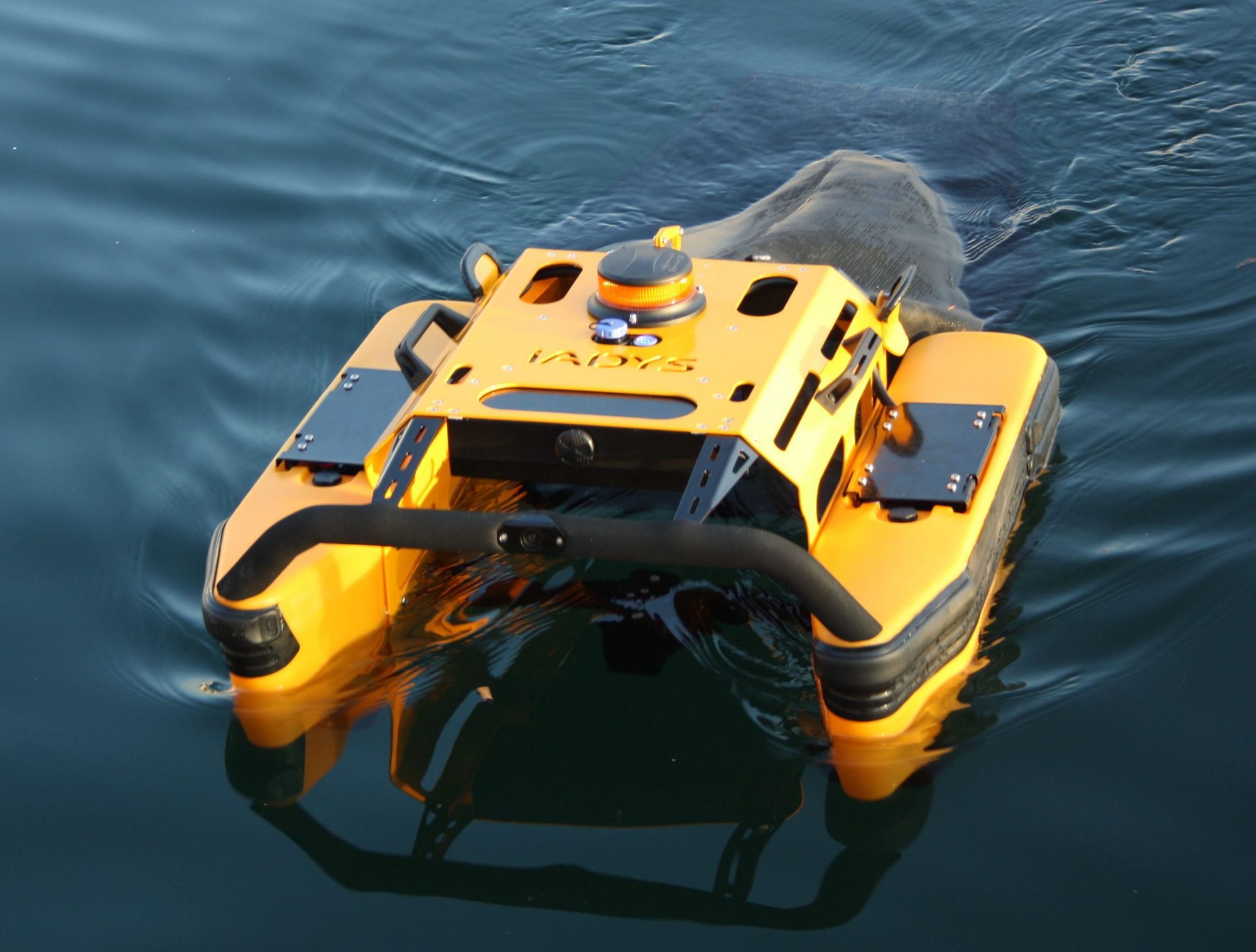 Aquatic robot promoting sustainability